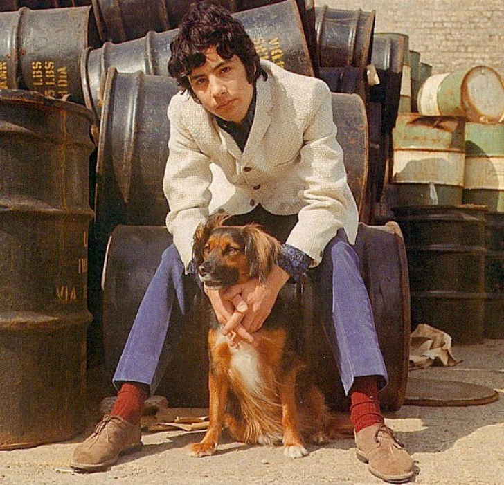 Photo de Cat Stevens avec un chien figurant sur la jaquette du single « I Love My Dog »