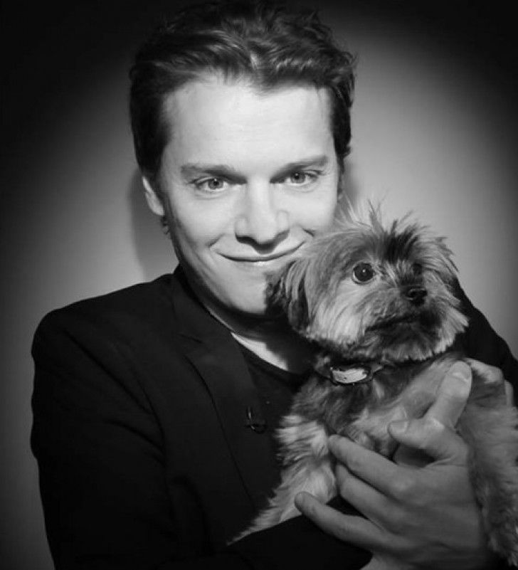 Bénabar tenant un chien dans ses bras