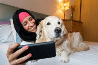 Une femme arabe prenant un selfie avec son chien