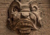 Gros plan sur une sculpture de Xolotl