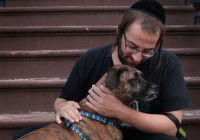 Un homme juif faisant un câlin à un chien