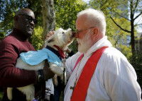 Andrew Dietsche bénissant un chien