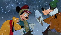 Dingo tenant un cône de glace dehors sous la neige, et faisant face à Mickey Mouse et Pluto