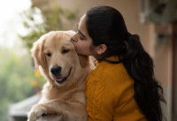 Une femme embrassant un chien