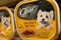 Une boîte de nourriture pour chien de la marque César avec la photo d'un westie.