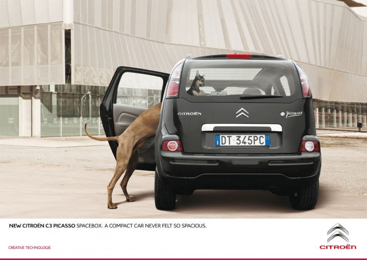 Une affiche de publicité pour la Citroën C3 Picasso avec un chien Dogue Allemand et un chien Chihuahua