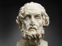 Une statue qui représente Homère