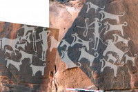 Une image représentant des chiens domestiqués gravés sur des parois rocheuses a Shuwaymis et Jubbah, en Arabie saoudite