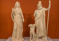 Une statue de Cerbère, le chien à trois têtes gardien des Enfers et Hadès