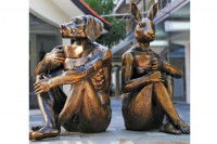 Dogman et Rabbitwoman, une sculture réalisée par les artistes australiens Gillie et Marc Schattner