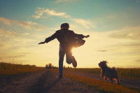 Un enfant courant dans une prairie avec un chien