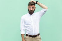 Photo d'un homme se grattant la tête, confus