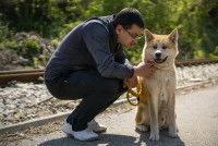 Un homme et son chien en laisse dehors
