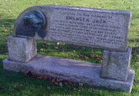 Une plaque commémorative racontant l'histoire de Jack, le célèbre chien de Swansea