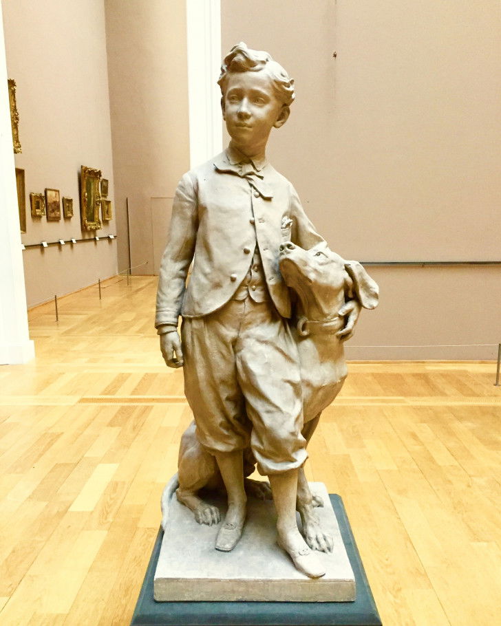 La sculpture « L’enfant au lévrier », qui met en scène le futur empereur Napoléon III