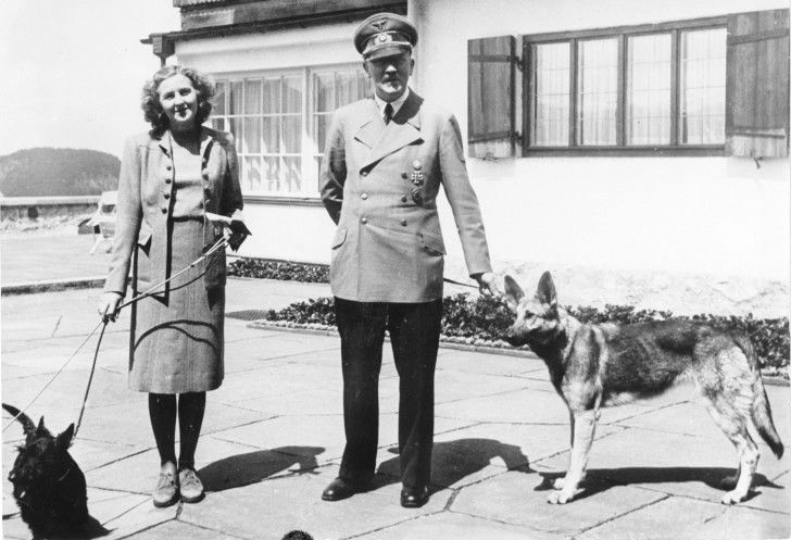 Hitler avec son chien Blondi, aux côtés d'Eva Braun et un de ses Scottish Terriers
