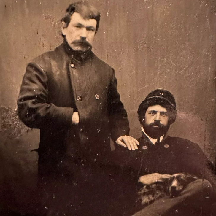 Photo de Staline posant la main sur l'épaule de son fils Yakov Dzhugashvili, lui-même tenant un chien dans ses bras