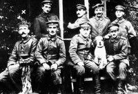 Hitler (premier à gauche) avec son chien Fuchsl et d'autres soldats