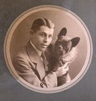 Le Bouledogue Français de Robert Williams Daniel, Gamin de Pycombe