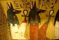 Anubis et Oupouaout, dieux égyptiens aux traits d'humains et à tête de canidé.