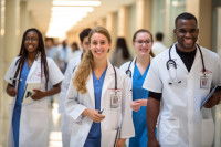 Des assistants vétérinaires marchent en souriant dans un couloir