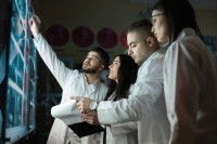 Des étudiants dans une salle d'études médicales