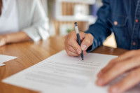 Un bénévole de refuge signe une charte