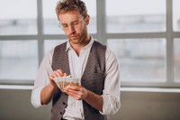 Un homme qui compte des billets