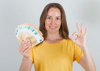 Une femme avec des billets de 50 euros dans les mains
