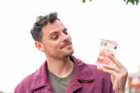 Un homme qui regarde les billets en euros qu'il a dans les mains
