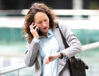 Une femme est en retard à un rendez-vous