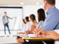 Un groupe de personnes en formation