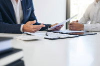 Une personne prend une assurance