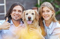 Un couple prend une photo avec leur chien