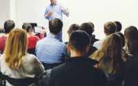 Un groupe de personnes suivant une formation
