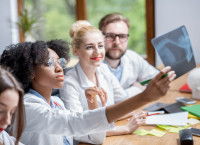 Plusieurs ostéopathes analysant une image rayon x