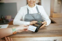 Une femme paye une toiletteuse avec une carte bleue