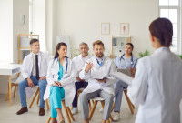 Un groupe de vétérinaires lors d'une formation