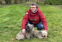 Annick Raoul avec 2 Yorkshire Terrier dans sa pension pour chiens