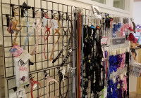 Un rayon de colliers et laisses dans un magasin d'accessoires pour chiens
