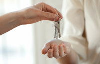 Une personne donnant des clés à une autre