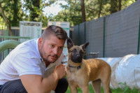 L'éducateur Éric Trasmon et un chien