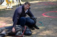 Eric Tramson avec deux chiens portant une muselière