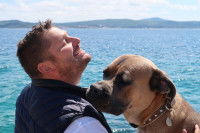 L'éducateur canin Eric Tramson et un chien