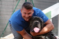 L'éducateur canin Eric Tramson enlace un chien