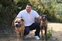 L'éducateur canin Eric Tramson et deux chiens