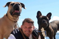 Eric Tramson entouré par deux chiens