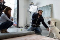 Eric Tramson sur un tournage avec un Bouledogue Français