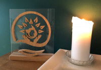 Une bougie allumée dans une ambiance zen