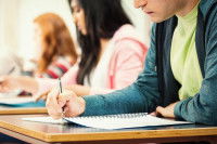Des personnes qui étudient